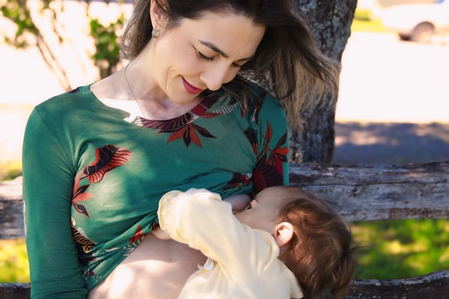 子供に授乳する女性の画像