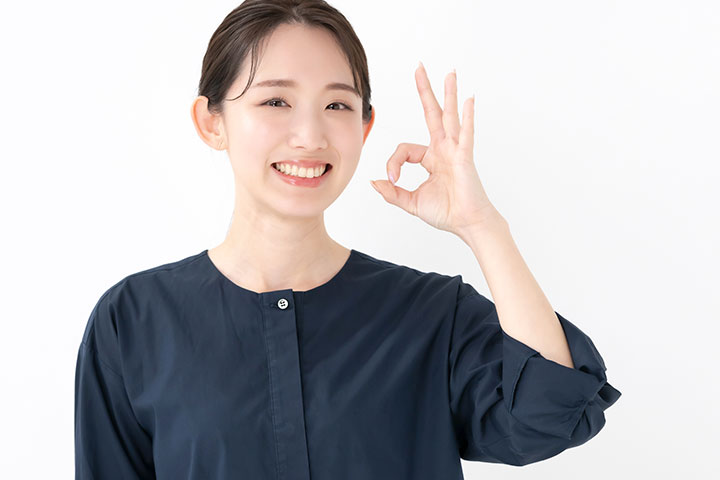 OKサインを出す女性